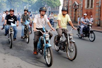 Mobylette đồng hành cùng mũ bảo hiểm - 11