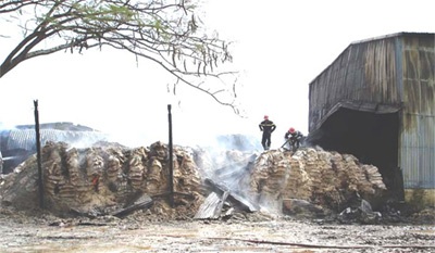 Cháy kho lương thực, 24 tỉ đồng thành tro - 1 Cháy kho lương thực, 24 tỉ đồng thành tro - 1