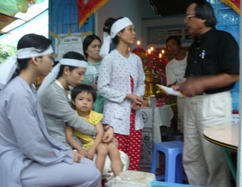 Báo Dân trí trao tiền hỗ trợ cho các nạn nhân vụ sập cầu Cần Thơ - 1