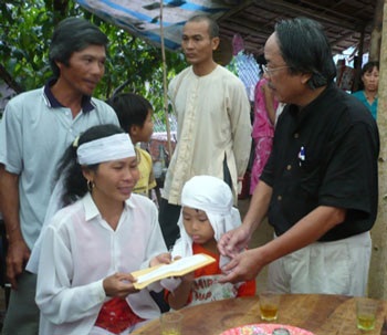 Báo Dân trí trao tiền hỗ trợ cho các nạn nhân vụ sập cầu Cần Thơ - 2