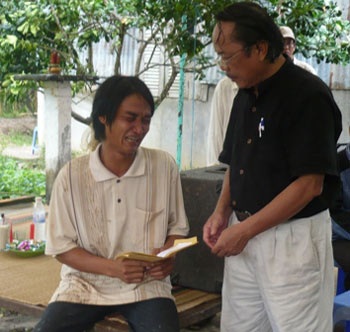 Báo Dân trí trao tiền hỗ trợ cho các nạn nhân vụ sập cầu Cần Thơ - 3