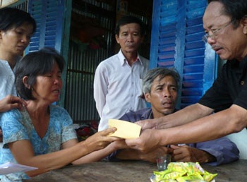 Báo Dân trí trao tiền hỗ trợ cho các nạn nhân vụ sập cầu Cần Thơ - 4