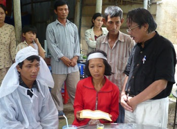 Báo Dân trí trao tiền hỗ trợ cho các nạn nhân vụ sập cầu Cần Thơ - 5