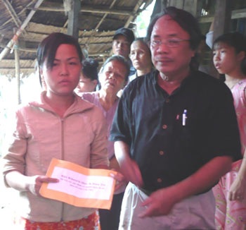 Báo Dân trí trao tiền hỗ trợ cho các nạn nhân vụ sập cầu Cần Thơ - 7