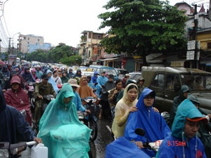 Hà Nội mưa lớn, lại tắc đường và trễ việc - 1