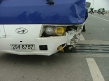 Xe máy “đấu đầu” ôtô, 3 người chết tại chỗ - 1 Xe máy “đấu đầu” ôtô, 3 người chết tại chỗ - 1