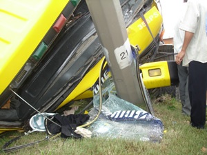 Xe container nát đầu vì húc vào cột đèn cao áp - 1