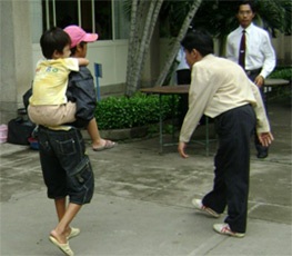 Ngày hội cho trẻ em không gia đình và khuyết tật  - 1