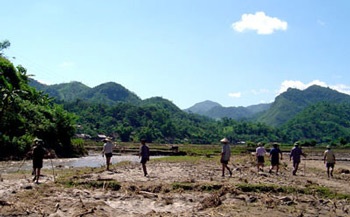 Theo dân bản đi tìm xác nạn nhân lũ cuốn - 1