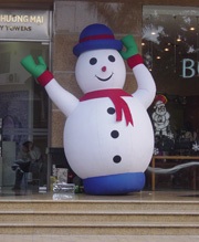 Siêu thị đua nhau khuyến mãi cuối năm - 1 Siêu thị đua nhau khuyến mãi cuối năm - 1