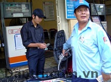 Giá xăng tăng lên 10.000 đồng/lít - 2 Giá xăng tăng lên 10.000 đồng/lít - 2