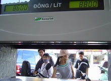 Giá xăng tăng lên 10.000 đồng/lít - 1 Giá xăng tăng lên 10.000 đồng/lít - 1