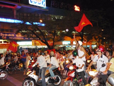 Video: Hà Nội mừng chiến thắng lịch sử của tuyển Việt Nam - 1