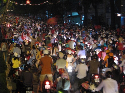 Ào ra đường mừng chiến thắng trong đêm Noel - 13