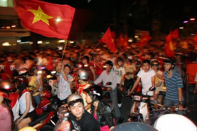 Ào ra đường mừng chiến thắng trong đêm Noel - 10