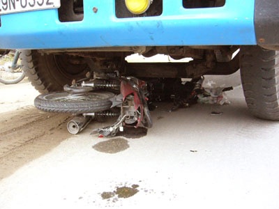 Bị tàu hoả cán chết vì mải xem tai nạn - 1