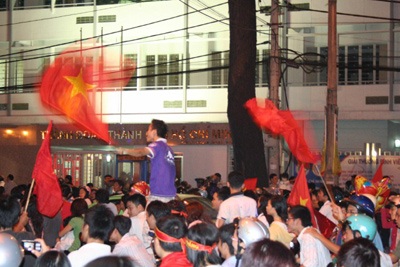 Ào ra đường mừng chiến thắng trong đêm Noel - 11