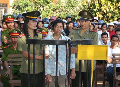 Những hình ảnh day dứt tại phiên xử vụ bạo hành cháu Hảo - 12