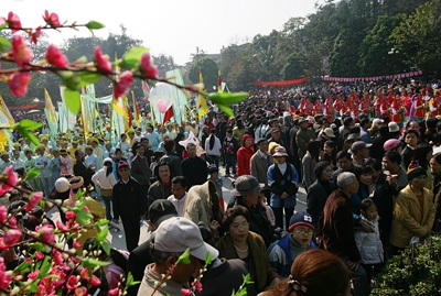 Gò Đống Đa khai hội trong tiết xuân đẹp - 1