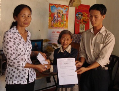 Thăm hỏi gia đình cụ già vất vả nuôi con tâm thần - 1