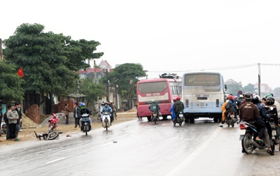 Xe máy lao vào ô tô khách, 2 người chết và bị thương - 1 Xe máy lao vào ô tô khách, 2 người chết và bị thương - 1