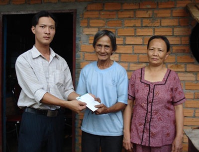 Có khó mới thấy lòng người…  - 1