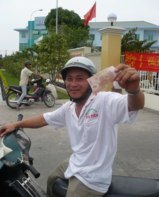 Hàng trăm công nhân tụ tập phản đối giảm tiền thưởng Tết - 2 Hàng trăm công nhân tụ tập phản đối giảm tiền thưởng Tết - 2