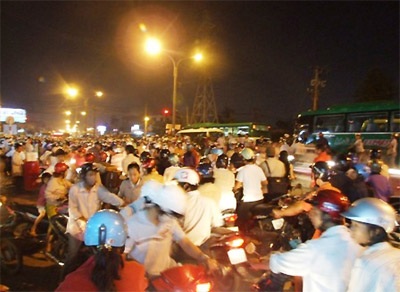 Sản phụ sinh con trên đường, kẹt xe hơn 3 tiếng - 1 Sản phụ sinh con trên đường, kẹt xe hơn 3 tiếng - 1