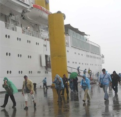 Hơn 1.200 du khách “xông đất” đầu năm mới - 1