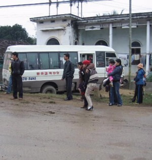 Xe khách tông xe máy, 16 người thoát chết trong gang tấc  - 1 Xe khách tông xe máy, 16 người thoát chết trong gang tấc  - 1