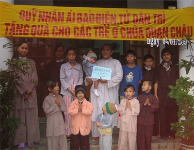 Tiếp tục trao quà cho sư cô Minh Tịnh và chùa Quan Châu - 1 Tiếp tục trao quà cho sư cô Minh Tịnh và chùa Quan Châu - 1