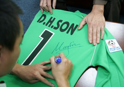 Đấu giá áo thi đấu có chữ ký của Hồng Sơn và Như Thành - 3 Đấu giá áo thi đấu có chữ ký của Hồng Sơn và Như Thành - 3