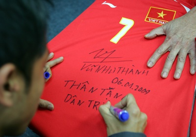 Đấu giá áo thi đấu có chữ ký của Hồng Sơn và Như Thành - 2 Đấu giá áo thi đấu có chữ ký của Hồng Sơn và Như Thành - 2