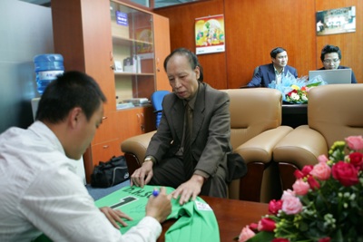 Đấu giá áo thi đấu có chữ ký của Hồng Sơn và Như Thành - 4 Đấu giá áo thi đấu có chữ ký của Hồng Sơn và Như Thành - 4