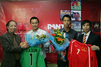 Đấu giá áo thi đấu có chữ ký của Hồng Sơn và Như Thành - 1 Đấu giá áo thi đấu có chữ ký của Hồng Sơn và Như Thành - 1