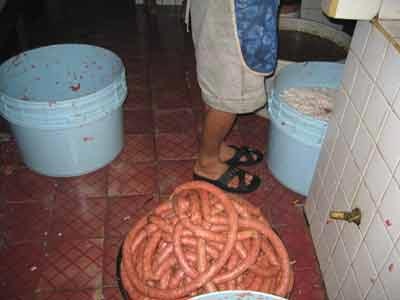 Nguyên liệu mứt Tết để cạnh nhà vệ sinh - 3