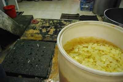 Nguyên liệu mứt Tết để cạnh nhà vệ sinh - 2