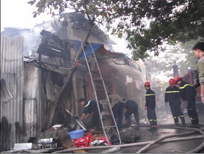 Cháy lớn tại phố Nguyên Hồng - 5 Cháy lớn tại phố Nguyên Hồng - 5