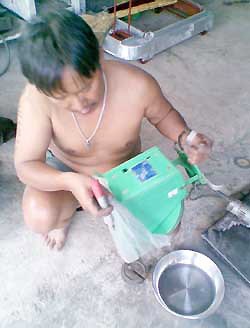 Nghề “nắn”, “bóp” cân gian - 2 Nghề “nắn”, “bóp” cân gian - 2