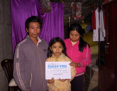 Trao quà nhân ái cho “cô bé có dòng máu chết” - 1