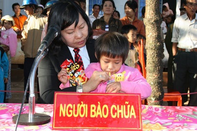 24 tháng tù giam cho bà mẹ bạo hành cháu Hảo - 2 24 tháng tù giam cho bà mẹ bạo hành cháu Hảo - 2
