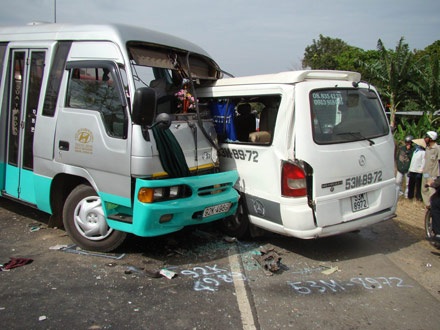 Xe khách đâm nhau, 16 người chết và bị thương - 1 Xe khách đâm nhau, 16 người chết và bị thương - 1