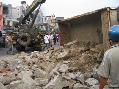 Xe tải đứt phanh lao vào khuôn viên tượng Mẹ Nhu - 1 Xe tải đứt phanh lao vào khuôn viên tượng Mẹ Nhu - 1