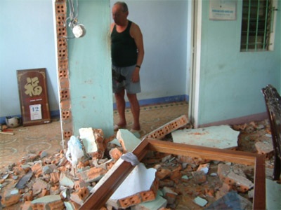 Xe Mazda đâm đổ tường nhà dân - 2