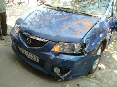 Xe Mazda đâm đổ tường nhà dân - 1