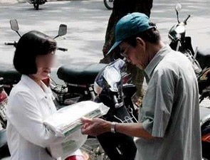 “Cò” sách lừa đảo phụ huynh - 1 “Cò” sách lừa đảo phụ huynh - 1