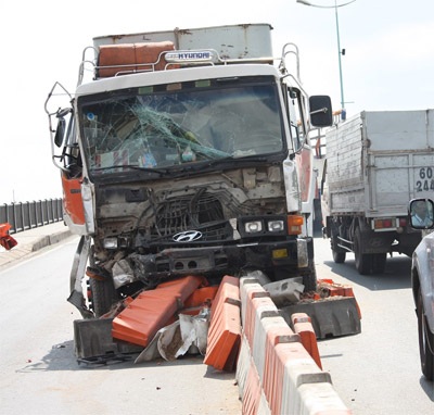 Xe tải mất phanh húc xe bồn, tắc đường 2 tiếng - 1