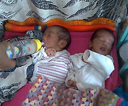 Cứu 2 trẻ sinh đôi thoát khỏi tục chôn theo mẹ - 1