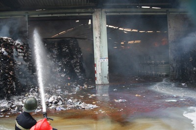 Cháy lớn thiêu rụi 10.000m2 nhà xưởng công ty Pulppy - 2 Cháy lớn thiêu rụi 10.000m2 nhà xưởng công ty Pulppy - 2