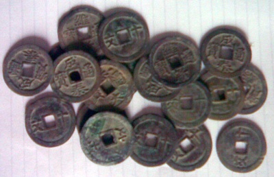 Trùng tu nhà thờ họ, phát hiện gần 80kg tiền cổ - 1